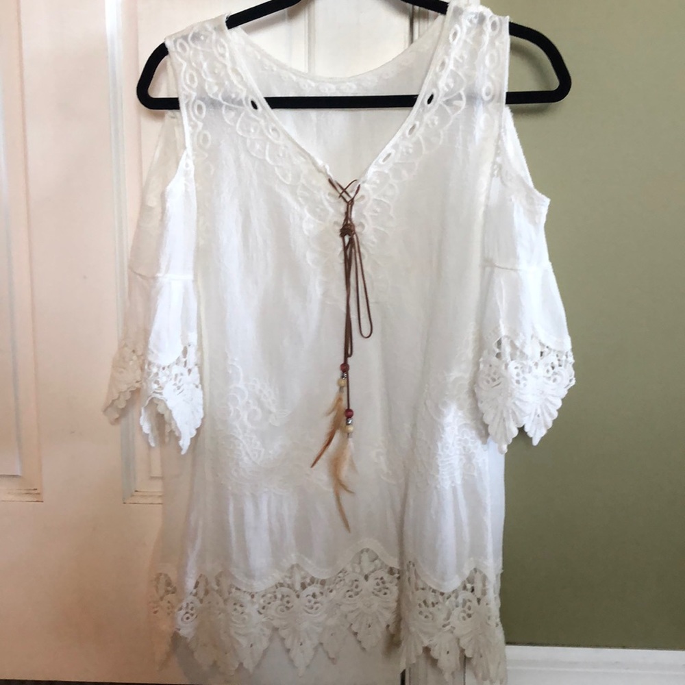 Ivory 100% cotton top with open shoulder sleeves.